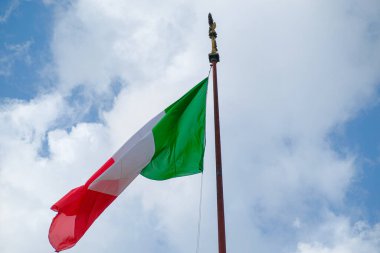 Mavi gökyüzünde sallanan İtalyan bayrağı. Yüksek kalite fotoğraf