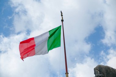 Mavi gökyüzünde sallanan İtalyan bayrağı. Yüksek kalite fotoğraf