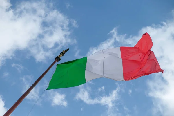 Bandeira Italiana Acenando Sobre Céu Azul Foto Alta Qualidade — Fotografia de Stock