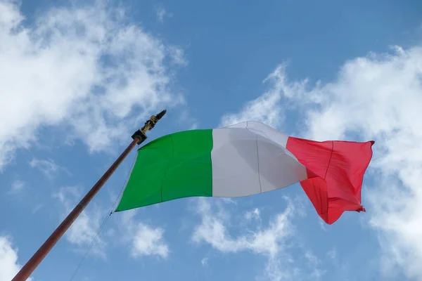 Italiensk Flagga Viftar Över Blå Himmel Högkvalitativt Foto — Stockfoto