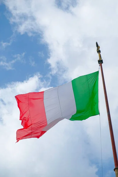 Bandeira Italiana Acenando Sobre Céu Azul Foto Alta Qualidade — Fotografia de Stock