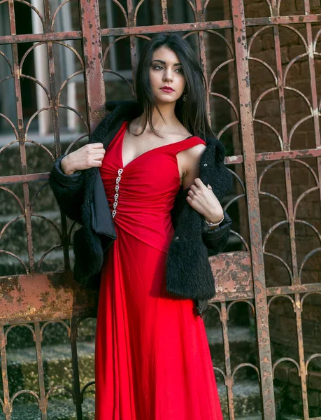 Beautiful Girl Standing Red Dress City Center High Quality Photo — Fotografia de Stock