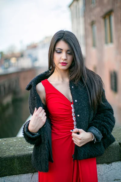 Beautiful Girl Standing Red Dress City Center High Quality Photo — Stockfoto