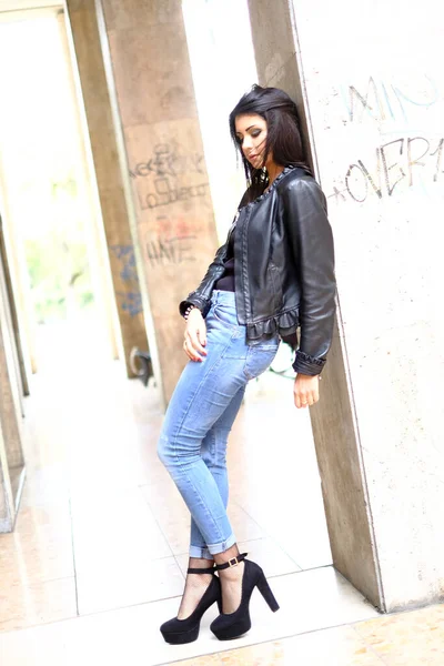 Beautiful Brunette Italian Girl Leather Jacket Jeans High Quality Photo — Stockfoto