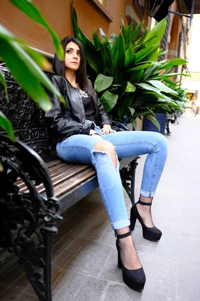 Beautiful Brunette Italian Girl Leather Jacket Jeans High Quality Photo — Fotografia de Stock