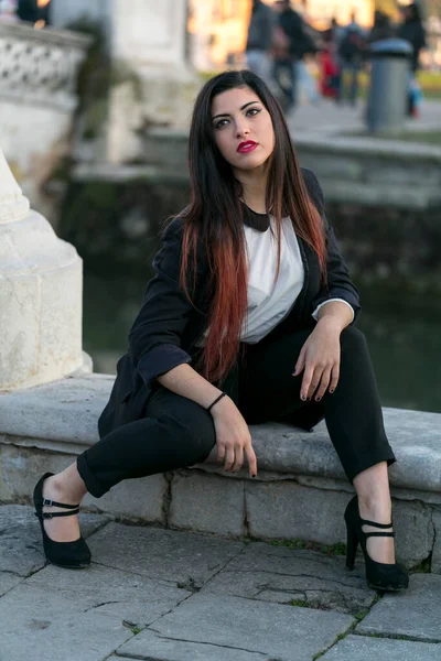 Beautiful Brunette Girl Sitting Marble Column High Quality Photo — 스톡 사진