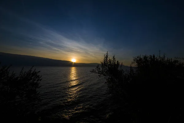 Matahari Terbenam Danau Garda Dengan Batu Dan Gelombang Foto Berkualitas — Stok Foto