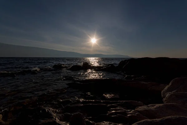 Matahari Terbenam Danau Garda Dengan Batu Dan Gelombang Foto Berkualitas — Stok Foto