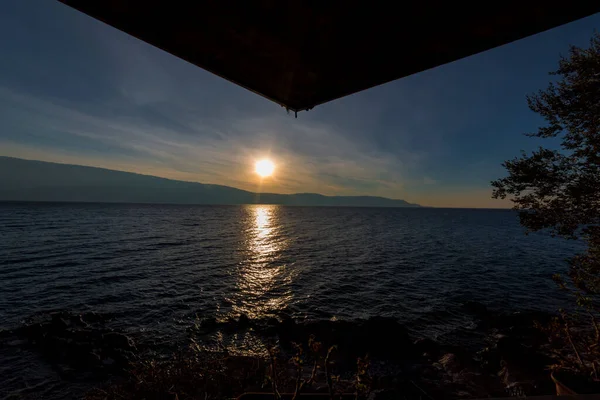 ガルダ湖の夕日岩や波と 高品質の写真 — ストック写真