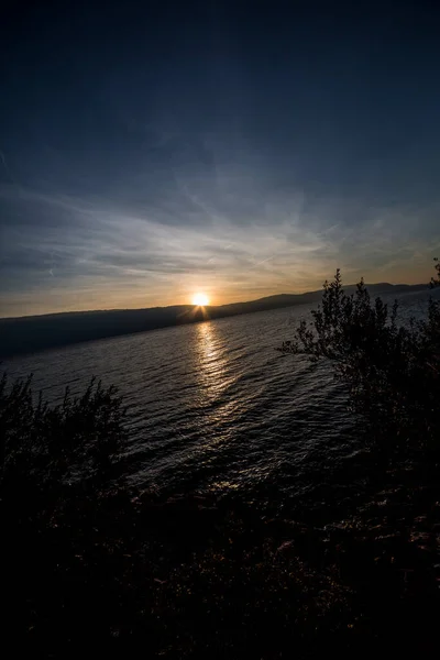 Sunset Lake Garda Rocks Waves High Quality Photo — Stock Photo, Image