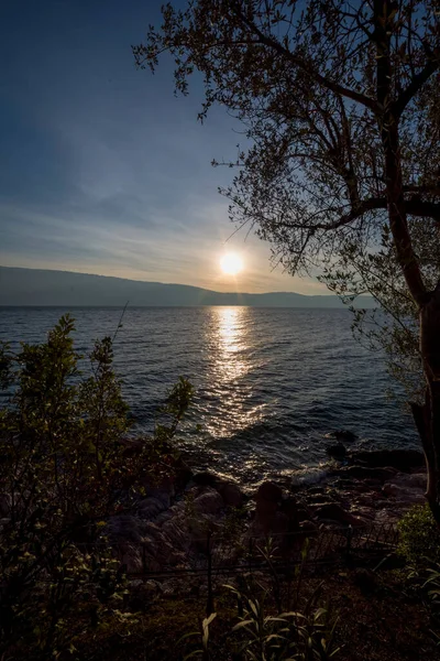 Coucher Soleil Sur Lac Garde Avec Des Rochers Des Vagues — Photo