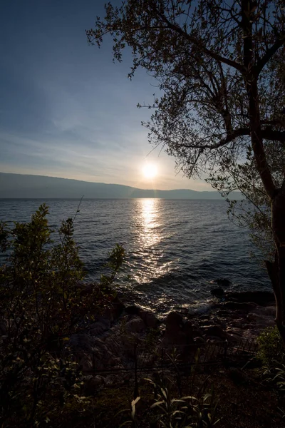 Coucher Soleil Sur Lac Garde Avec Des Rochers Des Vagues — Photo