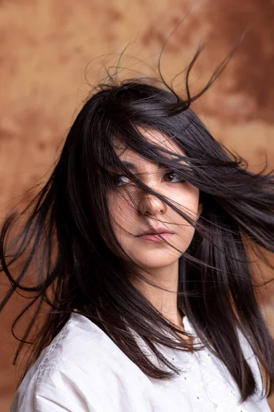 Портрет Красивой Итальянской Брюнетки Охристом Фоне Длинными Волосами Высокое Качество — стоковое фото
