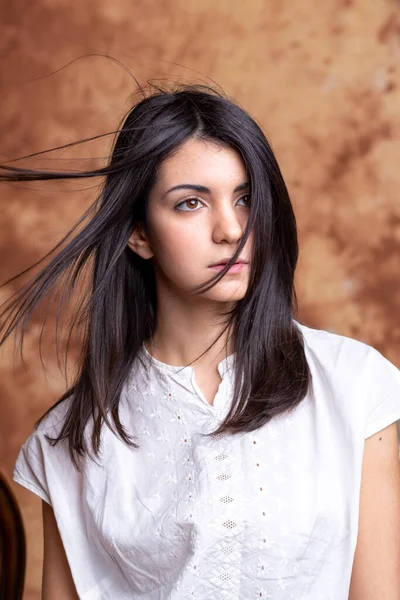 Retrato Hermosa Chica Morena Italiana Sobre Fondo Ocre Pelo Largo — Foto de Stock