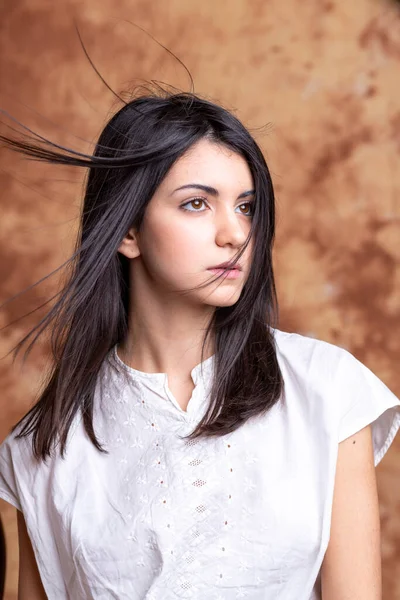 Retrato Hermosa Chica Morena Italiana Sobre Fondo Ocre Pelo Largo — Foto de Stock