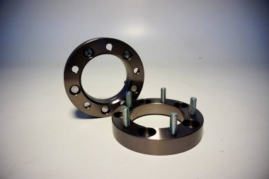 Beyaz arka planda metal araba tekerleği ayarlayıcıları. Yüksek kalite fotoğraf