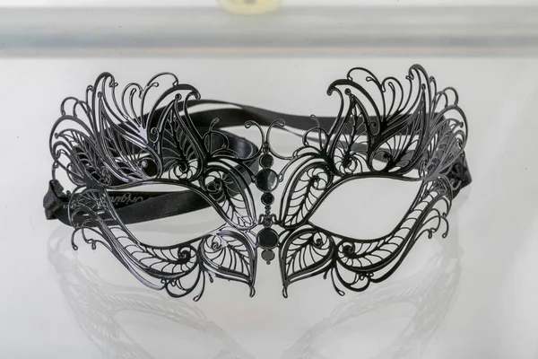 Metall Venetianska Mask Vit Bakgrund Högkvalitativt Foto — Stockfoto