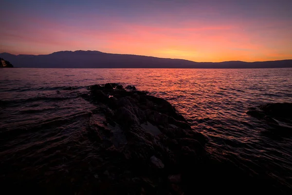 ガルダ湖の日没の日の出に湖の岩 高品質の写真 — ストック写真