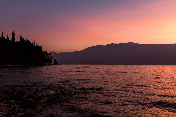 Danau Garda Pantai Dengan Istana Saat Fajar Foto Berkualitas Tinggi — Stok Foto