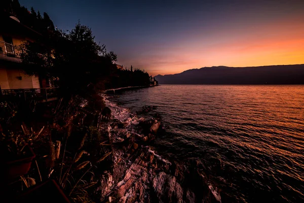 Danau Garda Pantai Dengan Istana Saat Fajar Foto Berkualitas Tinggi — Stok Foto