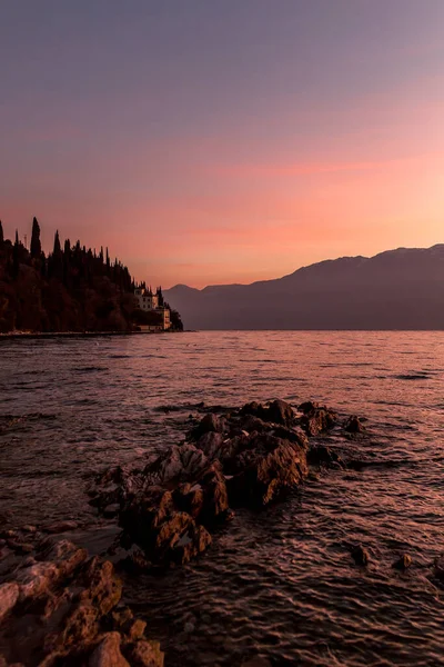 夜明けに城とガルダ湖の海岸 高品質の写真 — ストック写真