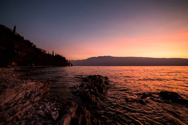 Batu Danau Saat Matahari Terbenam Matahari Terbit Danau Garda Foto — Stok Foto