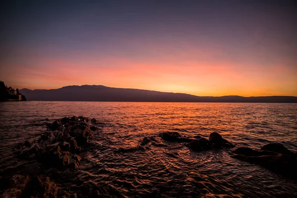 Batu Danau Saat Matahari Terbenam Matahari Terbit Danau Garda Foto — Stok Foto