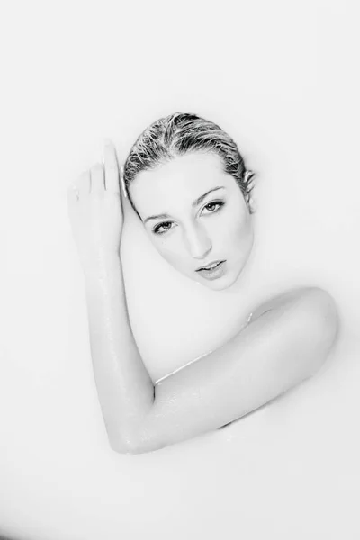 Retrato Menina Preto Branco Água Branca Foto Alta Qualidade — Fotografia de Stock
