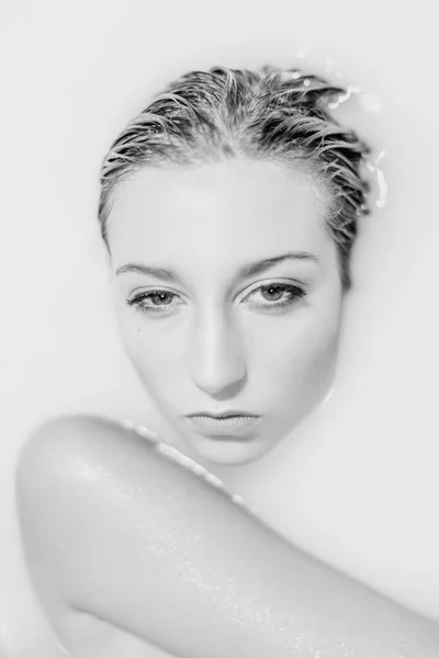 Retrato Menina Preto Branco Água Branca Foto Alta Qualidade — Fotografia de Stock
