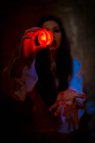 뱀파이어 어둠의 소녀는 뜨거운 왁스로 감는다 고품질 — 스톡 사진