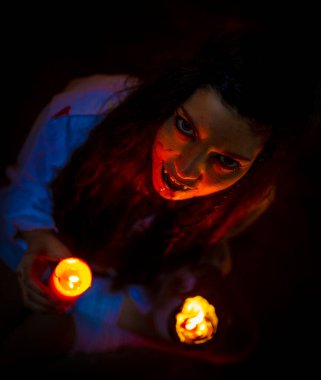 Korku atmosferinde mum yakan vampir karanlık gotik kız. Yüksek kalite fotoğraf
