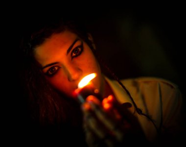 Korku atmosferinde mum yakan vampir karanlık gotik kız. Yüksek kalite fotoğraf