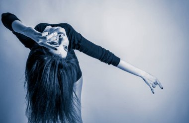 Fotoğraf stüdyosunda siyah taytlı güzel bir dansçı poz veriyor. Yüksek kalite fotoğraf