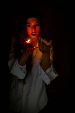 Korku atmosferinde mum yakan vampir karanlık gotik kız. Yüksek kalite fotoğraf