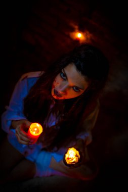 Korku atmosferinde mum yakan vampir karanlık gotik kız. Yüksek kalite fotoğraf