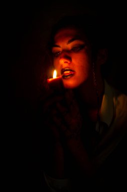 Korku atmosferinde mum yakan vampir karanlık gotik kız. Yüksek kalite fotoğraf