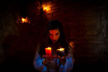 Korku atmosferinde mum yakan vampir karanlık gotik kız. Yüksek kalite fotoğraf