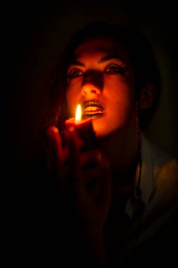 Korku atmosferinde mum yakan vampir karanlık gotik kız. Yüksek kalite fotoğraf