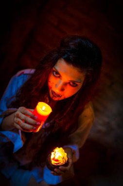 Korku atmosferinde mum yakan vampir karanlık gotik kız. Yüksek kalite fotoğraf