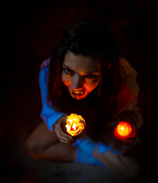 Vampir Dark Goth Girl Mit Brennenden Kerzen Einer Horror Atmosphäre — Stockfoto