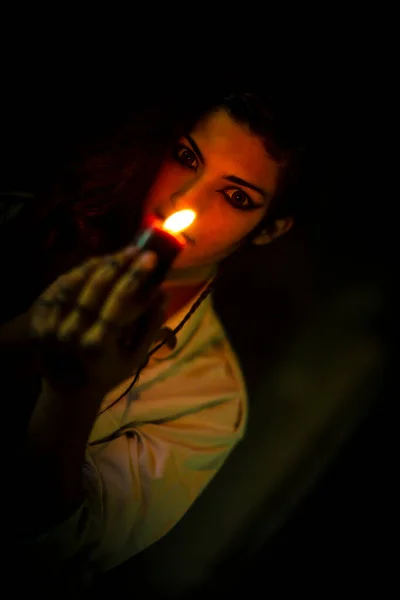 Vampiro Chica Gótica Oscura Con Velas Encendidas Una Atmósfera Horror — Foto de Stock