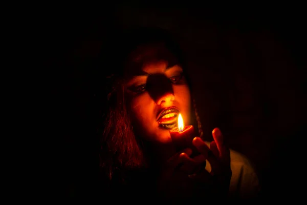 Vampiro Chica Gótica Oscura Con Velas Encendidas Una Atmósfera Horror — Foto de Stock