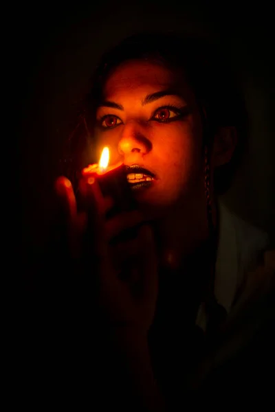 공포의 분위기 속에서 촛불을 뱀파이어어두운 고품질 — 스톡 사진