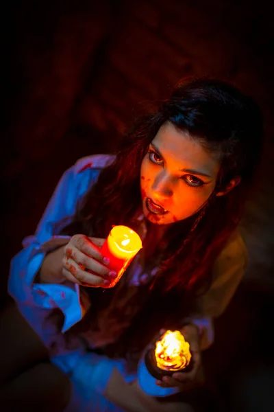 Vampier Donker Gothic Meisje Met Brandende Kaarsen Een Horror Sfeer — Stockfoto