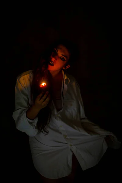 Вампирская Тёмная Готическая Девушка Горящими Свечами Атмосфере Ужаса Высокое Качество — стоковое фото
