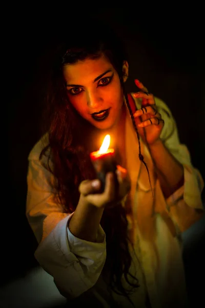 Vampir Dark Goth Girl Mit Brennenden Kerzen Einer Horror Atmosphäre — Stockfoto