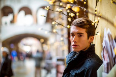 Eski kasabamızda kırmızı kazaklı ve ceketli yakışıklı bir İtalyan. Yüksek kalite fotoğraf