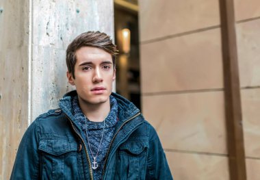 Eski kasabamızda kırmızı kazaklı ve ceketli yakışıklı bir İtalyan. Yüksek kalite fotoğraf