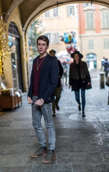 Bel Ragazzo Italiano Con Maglione Rosso Giacca Nel Centro Storico — Foto Stock