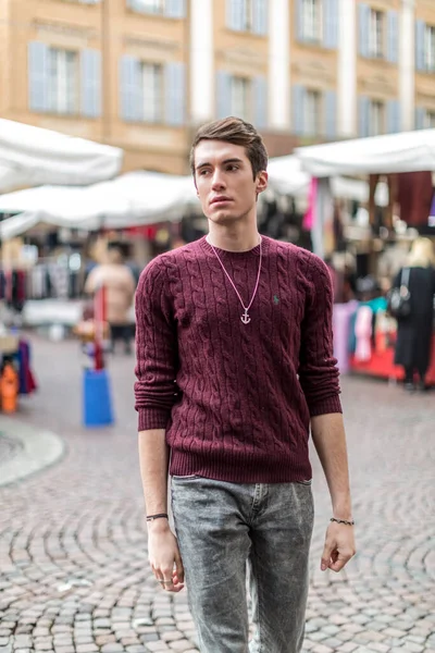 Schöner Italienischer Typ Mit Rotem Pullover Und Jacke Der Altstadt — Stockfoto